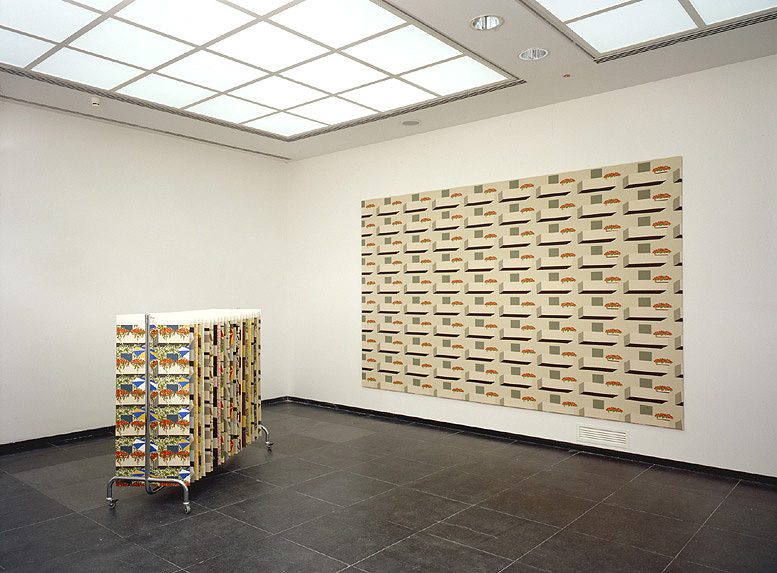 Kollektionsständer 1 - Bilder von der Stange, (Installationsansicht im Frankfurter Kunstverein mit Bild: Nordoststadt 1, 1994, Öl auf Leinwand, 225 x 350 cm), 1994, Chromstahlständer, industriell hergestellt, mit 23 Musterlaschen, Öl auf Baumwollleinwand, Kartonlasche, je 110 x 50 cm, 130 cm hoch, 60 cm breit, 170 cm lang