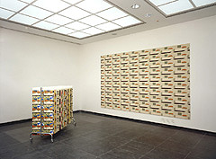 Kollektionsständer 1 - Bilder von der Stange, (Installationsansicht im Frankfurter Kunstverein mit Bild: Nordoststadt 1, 1994, Öl auf Leinwand, 225 x 350 cm), 1994, Chromstahlständer, industriell hergestellt, mit 23 Musterlaschen, Öl auf Baumwollleinwand, Kartonlasche, je 110 x 50 cm, 130 cm hoch, 60 cm breit, 170 cm lang