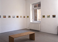 Hotelschlafzimmer, Raumansicht 2000, 1993, Öl auf Leinwand, 54 Arbeiten, je 20 x 24 cm